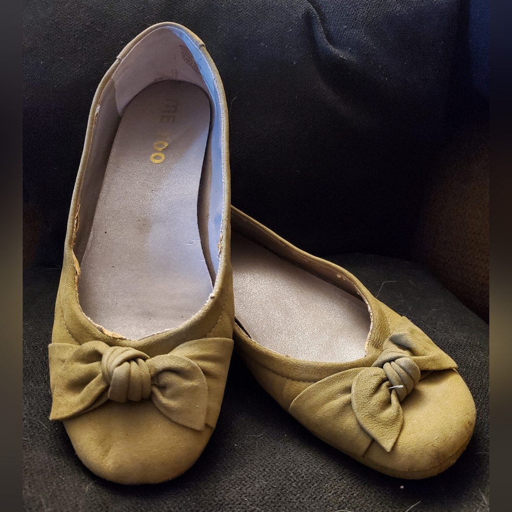 Green suede Me Too ballet flats with bow detail size 9M some wear inside front